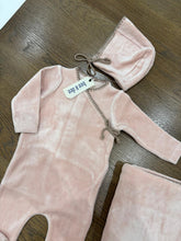 Load image into Gallery viewer, Bee and Dee Classic Stitch Velour Footie &amp; Bonnet - Rose