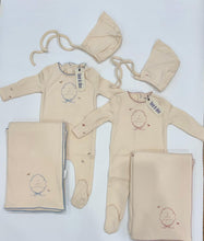 Load image into Gallery viewer, Bee and Dee Botanical Crest Footie &amp; Bonnet - Cream Boys