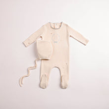 Load image into Gallery viewer, Bee and Dee Botanical Crest Footie &amp; Bonnet - Cream Boys