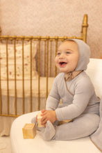Load image into Gallery viewer, Bee and Dee Classic Stitch Velour Footie &amp; Bonnet - Dusty Blue