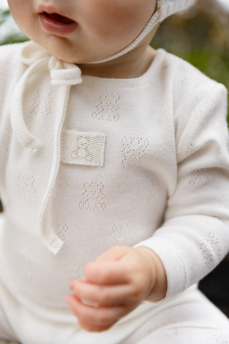 Bee & Dee Petit Ourse Pointelle Footie & Bonnet - Chalk White